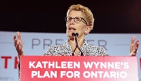Kathleen Wynne revela a plataforma do seu partido em Thunder Bay, no domingo 25 de maio, 2014. (The Canadian Press / Frank Gunn)