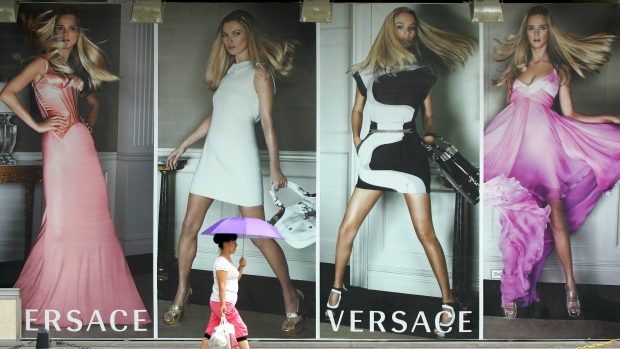 ma mulher passa pelos outdoors de uma loja Versace em Beijing. Foto de arquivo: (AP Photo/Greg Baker)