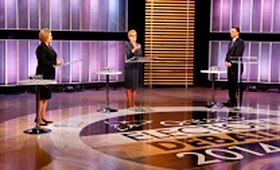 Kathleen Wynne, centro, Andrea Horwath, à esquerda, e Tim Hudak participam no debate. THE CANADIAN PRESS/POOL-Mark Blinch