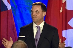 Tim Hudak fala aos apoiantes em Grimsby, Ontário, após a derrota do seu partido nas eleições de 12 de junho de 2014. POOL