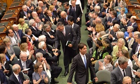 Os membros do novo ministério Liberal chegam para ser empossados no Queen’s Park em Toronto na terça-feira, 24 de junho, 2014. THE CANADIAN PRESS/Nathan Denette