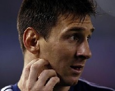 MESSI VOLTA A SENTIR-SE MAL EM CAMPO