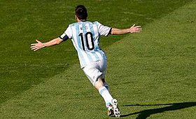 Tiro de Messi deu a vitória à Argentina e consequente passagem à próxima fase do Mundial. Leonhard Foeger/Reuters Tiro de Messi deu a vitória à Argentina e consequente passagem à próxima fase do Mundial. Leonhard Foeger/Reuters