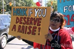 Manifestantes pedem um aumento no salário mínimo do Ontário, num protesto em Toronto em 14 de setembro de 2013. CityNews