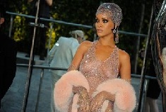 RIHANNA SURPREENDE COM VESTIDO TRANSPARENTE