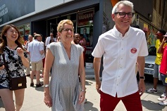 Kathleen Wynne e o candidato Liberal à eleição parcial federal pelo distrito eleitoral de Trinity-Spadina, Adam Vaughan, depois de um comício no escritório de campanha de Vaughan em Toronto, 28 de junho, 2014. THE CANADIAN PRESS/Galit Rodan