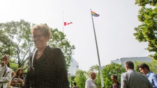 Kathleen Wynne deixa a cerimónia de hasteamento da bandeira do orgulho, no Queen’s Park em Toronto, na segunda-feira, 23 de junho, 2014. (The Canadian Press / Michelle Siu)