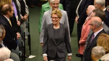 Kathleen Wynne chega para ser empossada como o 25º primeiro-ministro do Ontário no Queen’s Park em Toronto, na terça-feira, 24 de junho, 2014. THE CANADIAN PRESS/Nathan Denette