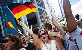 Adeptos alemães comemoram após a vitória da Alemanha sobre a Argentina na final do Campeonato do Mundo, na Front Street em Toronto. THE CANADIAN PRESS/Darren Calabrese