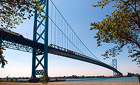 A “Ambassador Bridge” atravessa o rio Detroit, dividindo o Canadá e os EUA (The Canadian Press/Mark Spowart)