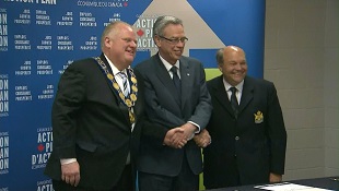 O presidente Rob Ford, o ministro das Finanças federal Joe Oliver e o Presidente da Associação de Municípios do Ontário Russ Powers tiram uma foto, após a apresentação do novo fundo federal de imposto sobre combustíveis, em 11 de julho de 2014.