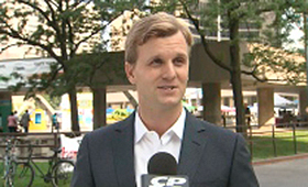 Joe Cressy fala aos jornalistas para anunciar que está a concorrer para o Conselho Municipal em representação do Ward 20 -Trinity-Spadina 30 de julho, 2014.