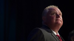 Rob Ford faz uma pausa durante a participação num debate para a presidência de Toronto - 15 de julho, 2014. (The Canadian Press / Darren Calabrese)