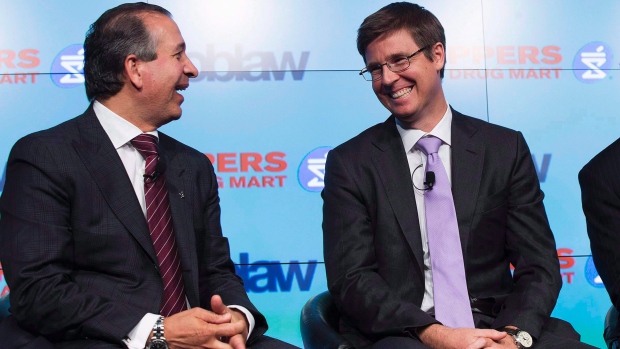 Domenic Pilla, presidente e CEO da Shoppers Drug Mart Corporation e Galen Weston G., presidente executivo do Loblaw, durante uma conferência de imprensa em Toronto - 15 de julho, 2013. The Canadian Press / Michelle Siu