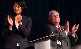Os candidatos a presidente de Toronto Rob Ford, à direita, e Olivia Chow participam num debate pela presidência municipal em Toronto - 15 julho, 2014. THE CANADIAN PRESS/Darren Calabrese