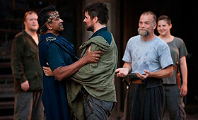 Os atores Marvin Ismael, Kevin MacDonald e o elenco em Macbeth, em julho de 2013. Fonte: Facebook.com / cdnstage (fotógrafo David Hou)