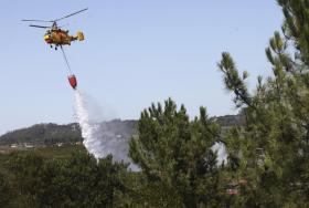 ACIONADO HELICÓPTERO PARA COMBATER FOGO NA GUARDA