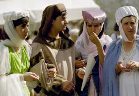 RECRIAÇÃO MEDIEVAL NA FEIRA É “VIAGEM ACESSÍVEL” PARA MAIS DE 100 CEGOS E SURDOS