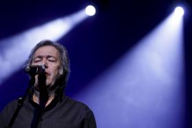 SÉRGIO GODINHO “ESTÁ BEM” APÓS TER SOFRIDO QUEDA DURANTE CONCERTO