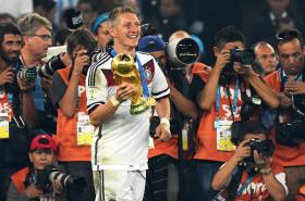 SCHWEINSTEIGER NEGA RUMORES E GARANTE QUE FICA NA SELEÇÃO ALEMÃ ATÉ AO EURO2016
