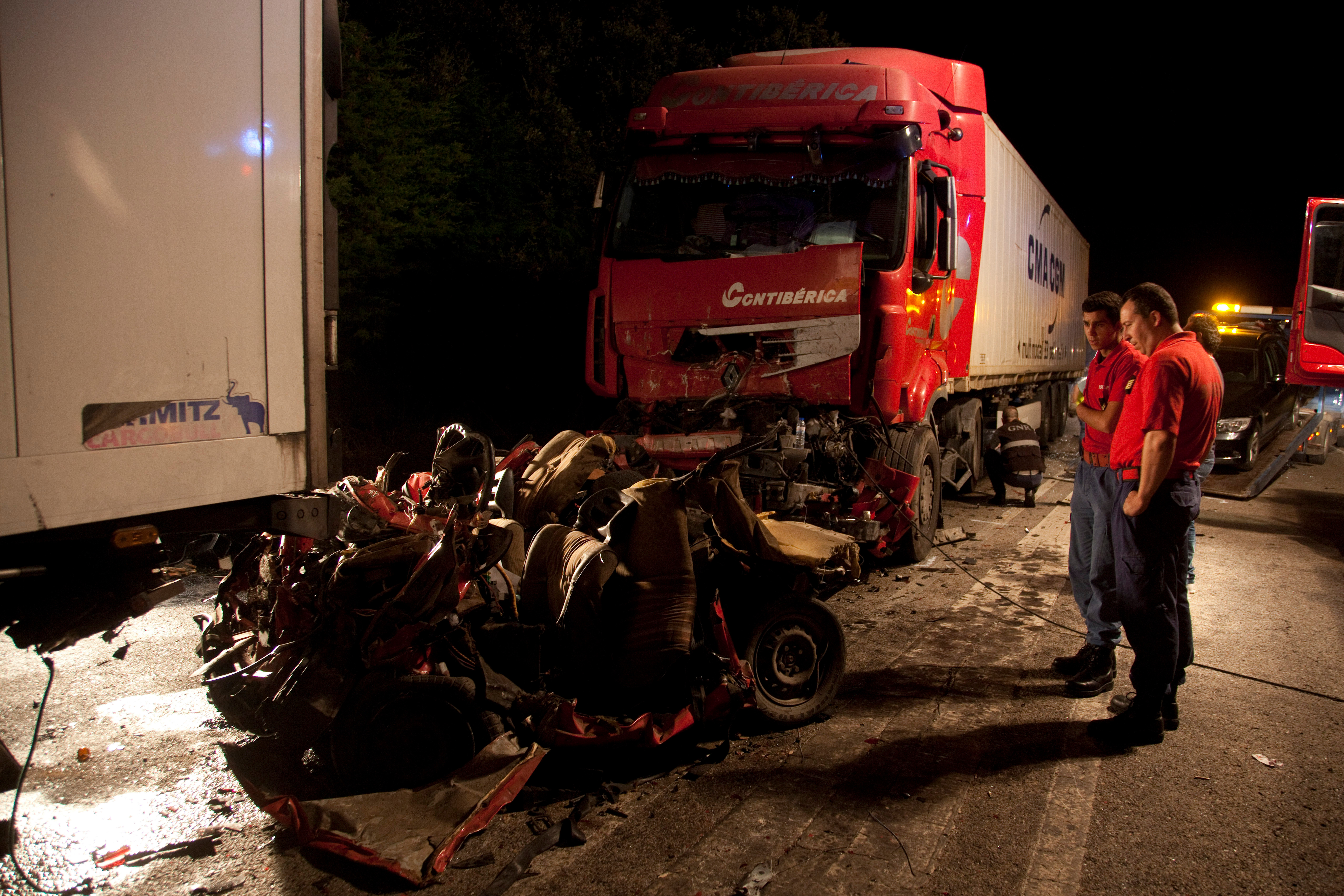 TRÂNSITO TOTALMENTE REABERTO NO IC2 APÓS ACIDENTE QUE CAUSOU 1 MORTO E 11 FERIDOS
