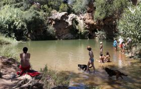 TURISTAS CONTINUAM A FREQUENTAR CASCATA EM TAVIRA ENCERRADA HÁ DOIS ANOS