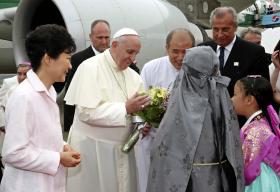 PAPA FRANCISCO CHEGA A SEUL PARA PRIMEIRA VISITA À ÁSIA