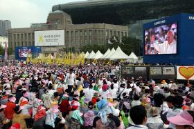 PAPA BEATIFICA 124 MÁRTIRES EM SEUL, NO 3.º DIA DA VISITA À COREIA DO SUL