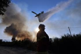 QUATRO MEIOS AÉREOS E 230 OPERACIONAIS COMBATEM 2 INCÊNDIOS EM VALPAÇOS