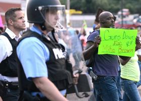 POLÍCIA LANÇA GÁS LACRIMOGÉNEO CONTRA MANIFESTANTES EM FERGUSON (EUA)