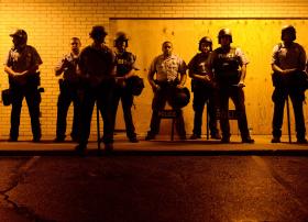UM FERIDO GRAVE E SETE DETIDOS EM NOVOS DISTÚRBIOS EM FERGUSON, NOS EUA