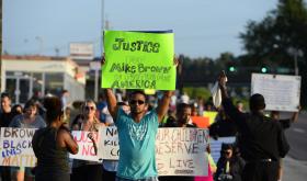 PROTESTOS ACALMAM APÓS VISITA DE PROCURADOR-GERAL A FERGUSON, NOS EUA