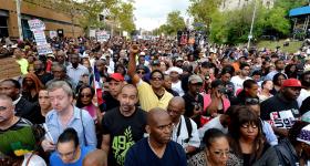 EUA/DISTÚRBIOS: UNS APOIAM A POLÍCIA, OUTROS PROTESTAM CONTRA DISCRIMINAÇÃO RACIAL