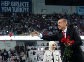 PRESIDENTE ELEITO DA TURQUIA DEIXA DIREÇÃO DE PARTIDO NO PODER, PROMETE CONTINUAR POLÍTICA