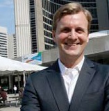 Joe Cressy em frente à câmara de Toronto (Direitos Reservados)