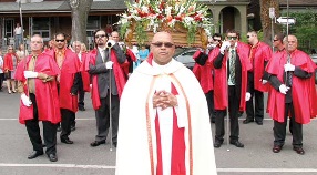A procissão do Senhor da Pedra percorreu diversas ruas em redor da igreja (Direitos Reservados)
