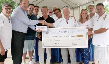 Entrega do cheque à William Osler Health System Foundation (Direitos Reservados)