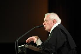 UNIVERSIDADE ROMENA DISTINGUE ANTÓNIO LOBO ANTUNES COM HONORIS CAUSA