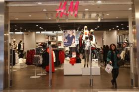 H&M RETIRA DO MERCADO BOLAS DE FUTEBOL PARA BEBÉ POR RISCO DE ASFIXIA