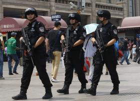DOIS MORTOS E VÁRIOS FERIDOS EM SÉRIE DE EXPLOSÕES NA REGIÃO CHINESA DE XINJIANG