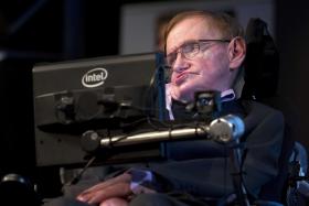 HAWKING ALERTA QUE JOVENS NÃO VÃO ESTUDAR CIÊNCIA SE CONTINUAREM OS CORTES