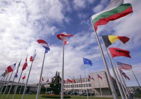 CENTENAS DE TROPAS RUSSAS CONTINUAM NO LESTE DA UCRÂNIA — NATO