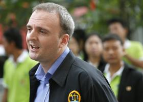 BRITÂNICO QUE DENUNCIOU EXPLORAÇÃO LABORAL NA TAILÂNDIA JULGADO POR DIFAMAÇÃO