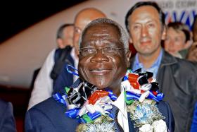 AFONSO DHLAKAMA CHEGOU A MAPUTO PARA RATIFICAR FIM DA VIOLÊNCIA MILITAR NO PAÍS