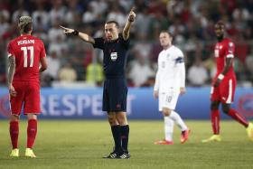 CUNEYT ÇAKIR ARBITRA SHAKHTAR-FC PORTO E MATEU LAHOZ O SPORTING-CHELSEA