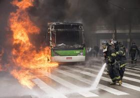 ESTADO DO SUL DO BRASIL COM CINCO AUTOCARROS INCENDIADOS E ATAQUES À POLÍCIA