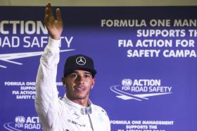 HAMILTON CONQUISTA “POLE POSITION” EM SINGAPURA NO ÚLTIMO FÔLEGO