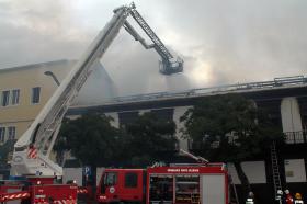 INCÊNDIO QUE DESTRUIU EDIFÍCIO NO CENTRO DE PONTA DELGADA EM FASE DE RESCALDO