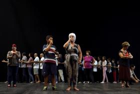 HABITANTES DE AVEIRO PARTICIPAM EM TEATRO COMUNITÁRIO PARA HOMENAGEAR MÚSICO POPULAR