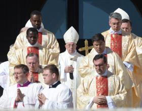 PAPA PEDE QUE LARES DE IDOSOS SEJAM “CASAS E NÃO PRISÕES”